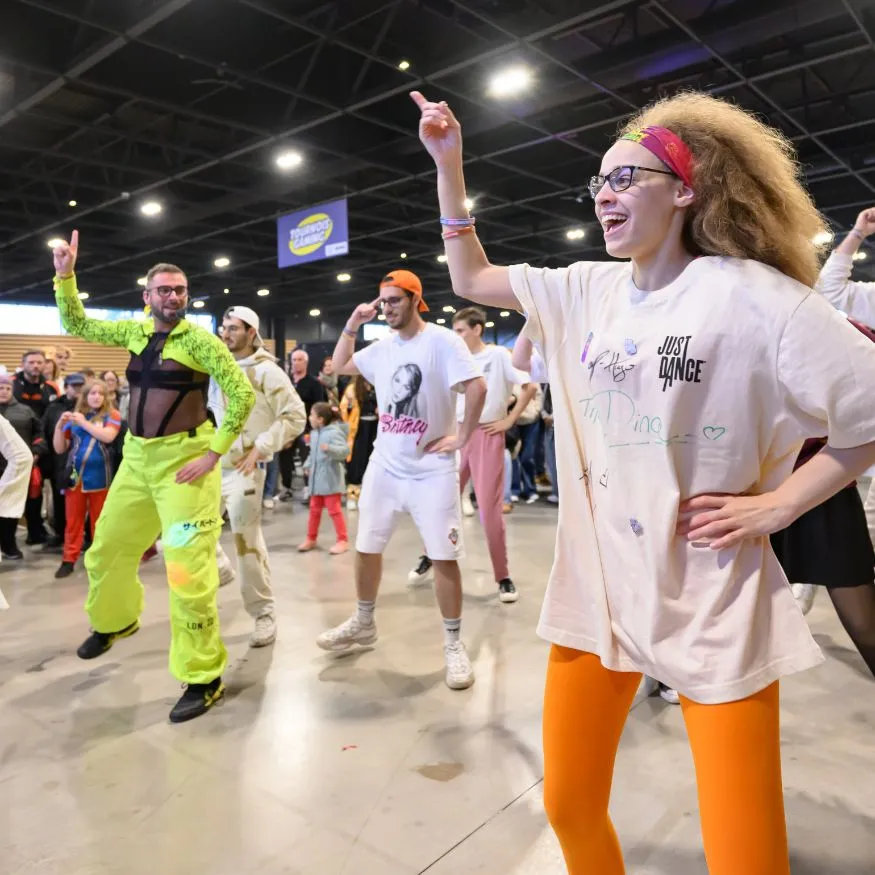 Des gens jouent à just dance
