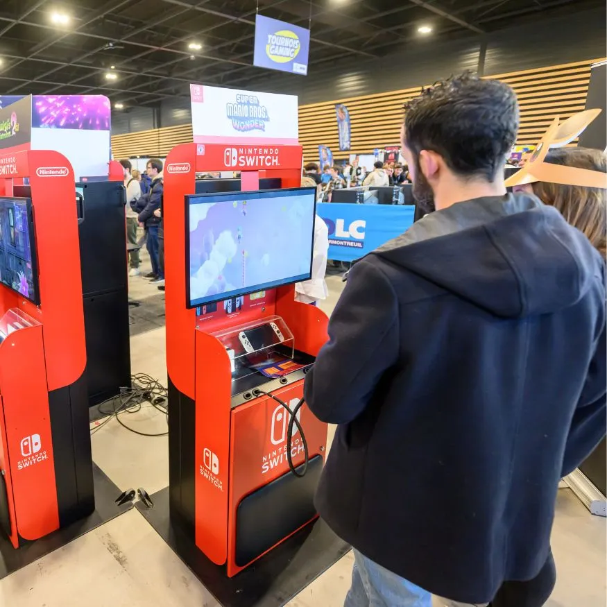 Un homme joue à la switch